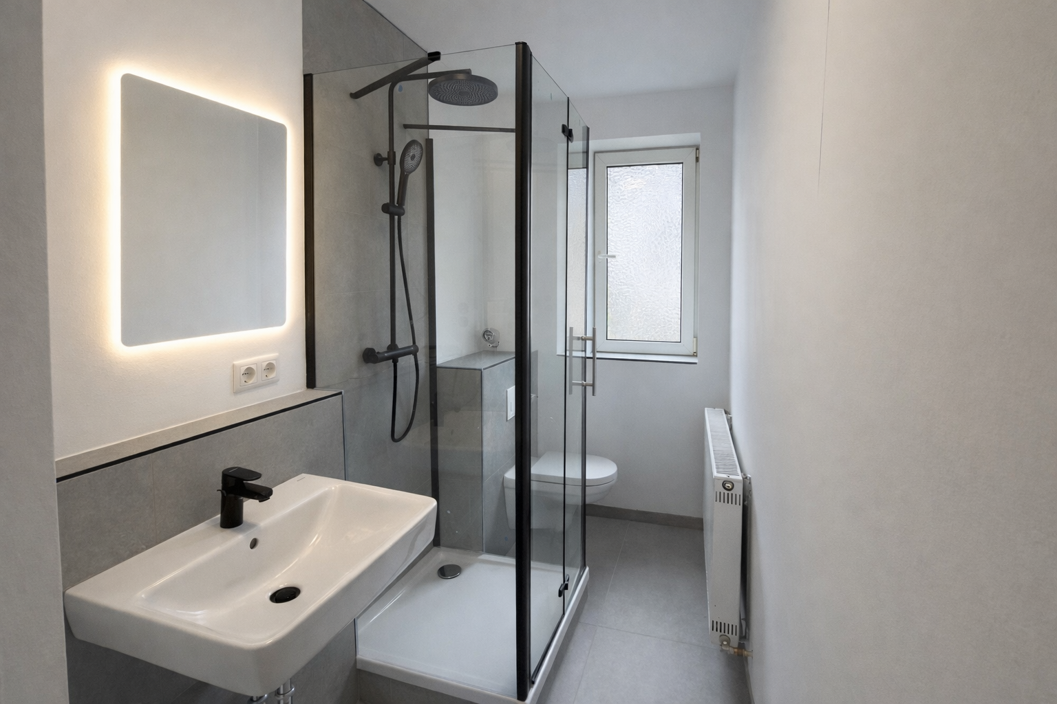 Modernes Tageslichtbad mit Glasdusche - Lothringer Straße, Wiesbaden