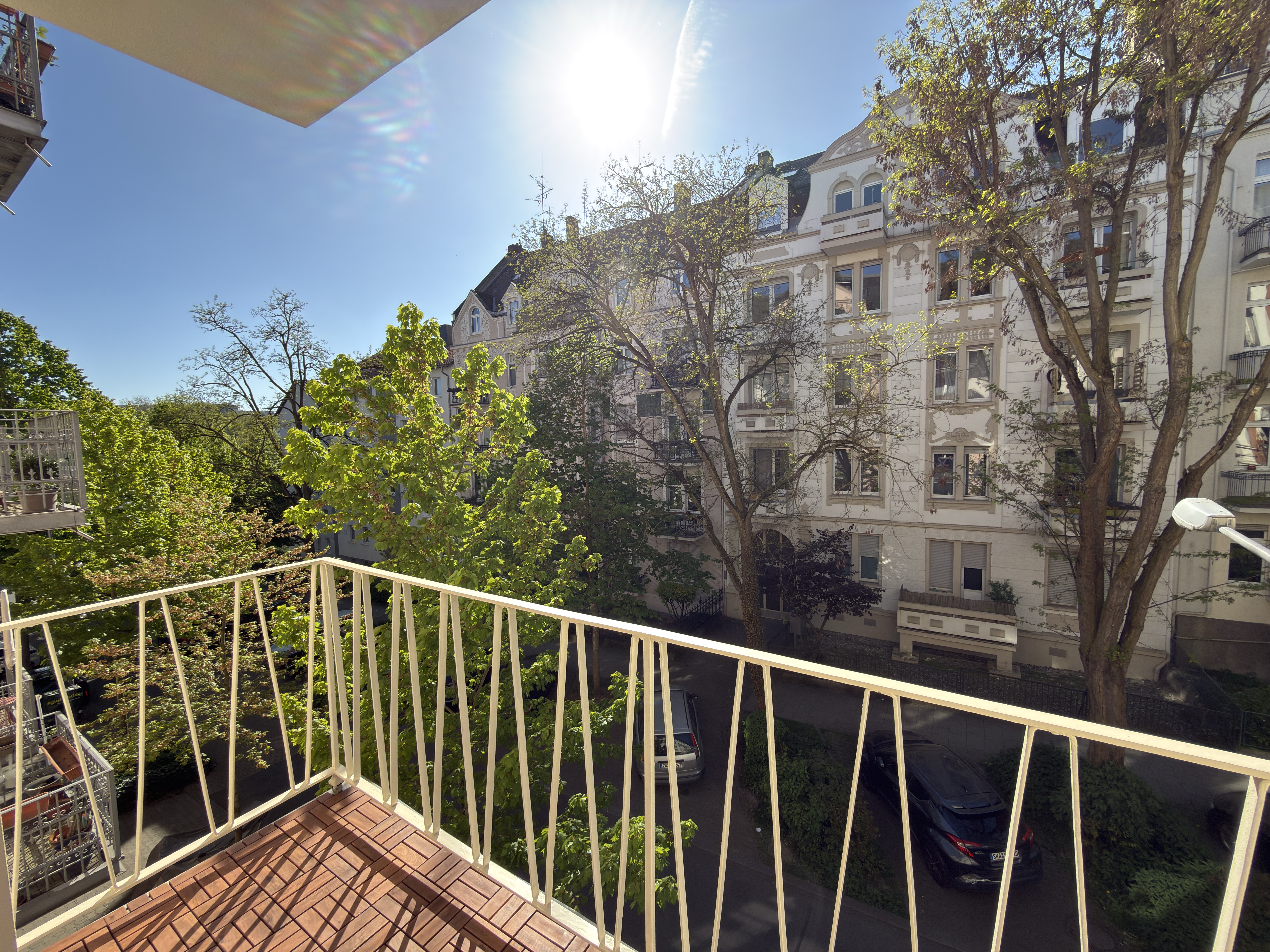 Sonniger Westbalkon mit Blick auf Altbauten