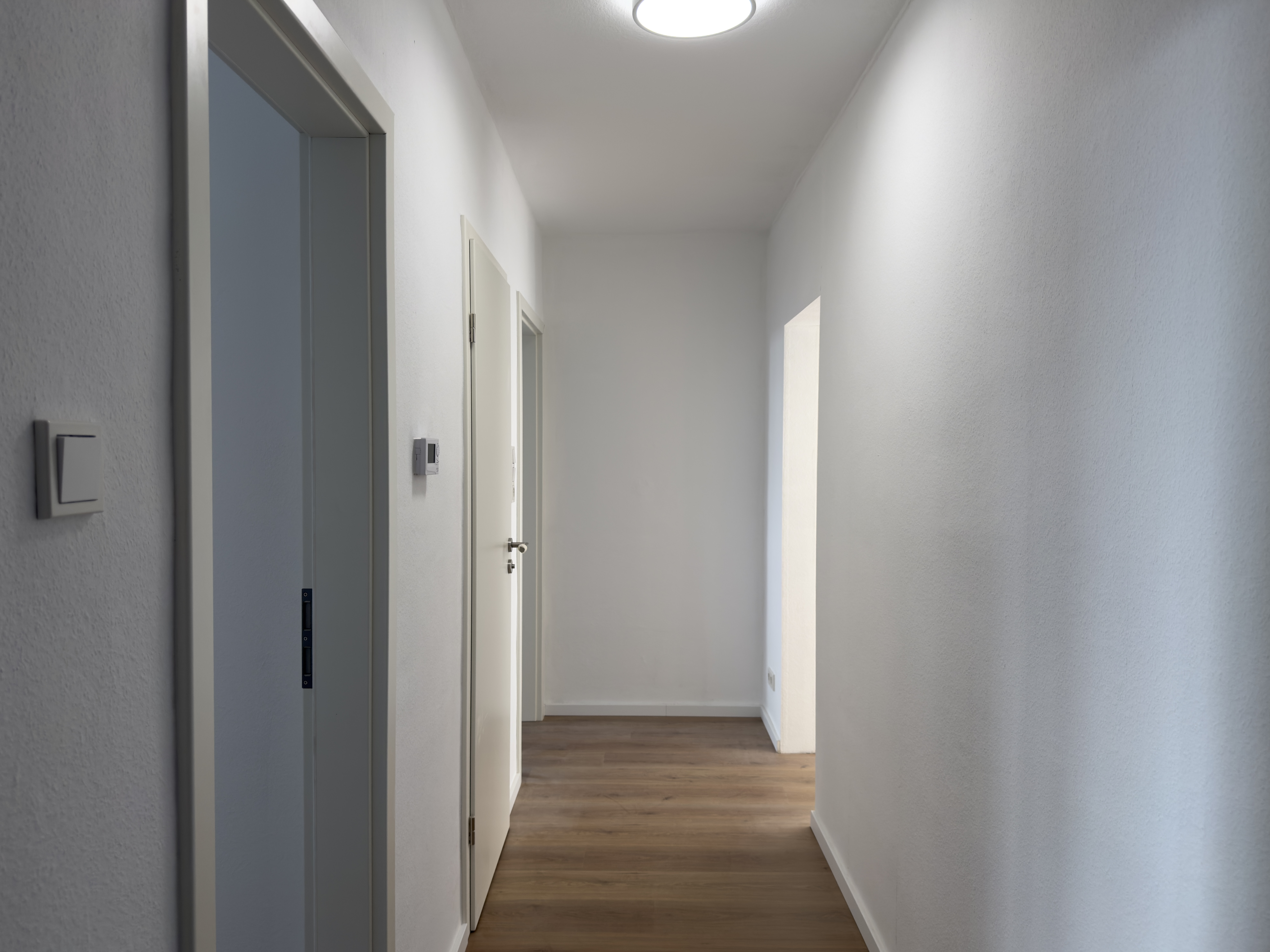 Heller Flur mit Deckenleuchte